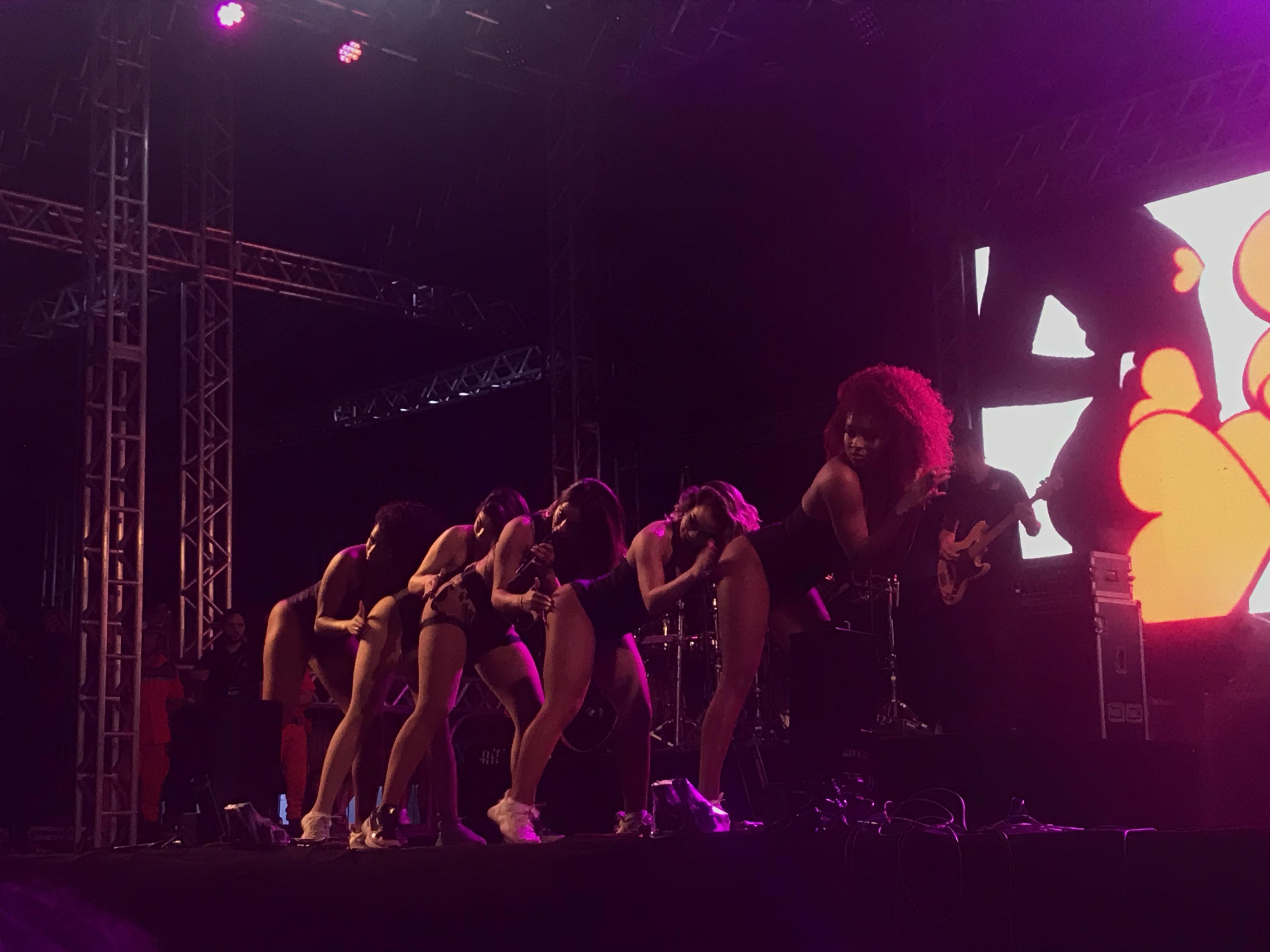 Anitta agita festa dos visitantes em Parintins