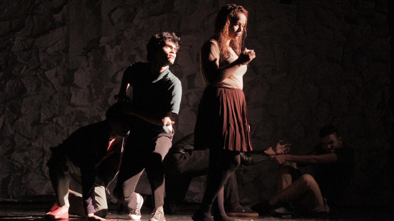 “Estrangeiro” no Teatro da Instalação apresentado por Coletivo Erva Daninha