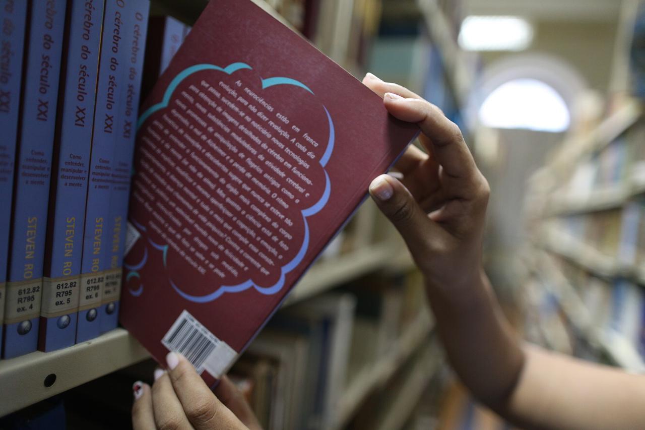 Biblioteca Pública abre no fim de semana com visita guiada, oficina, filmes e troca de livos e gibis