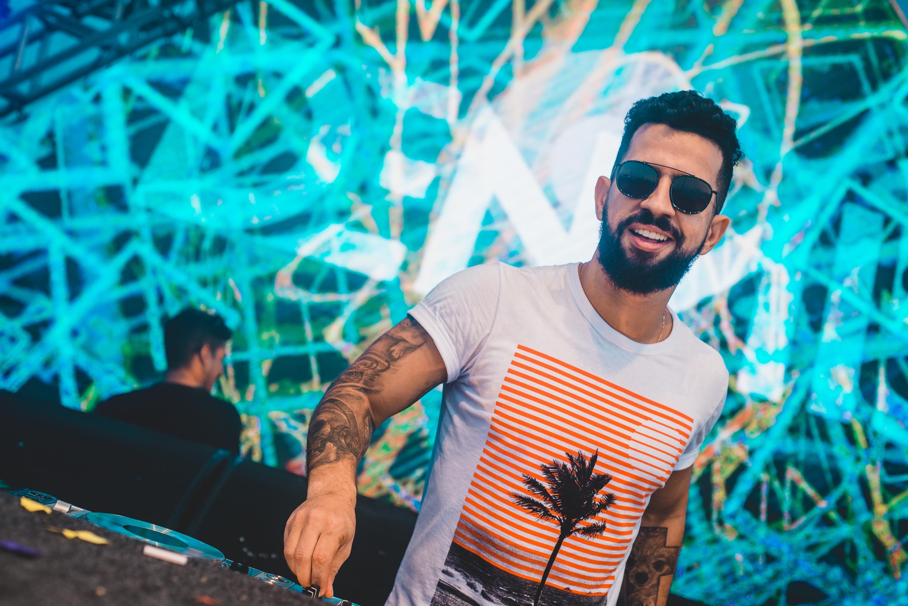 Dennis DJ anima o Baile das Medicinas no Copacabana