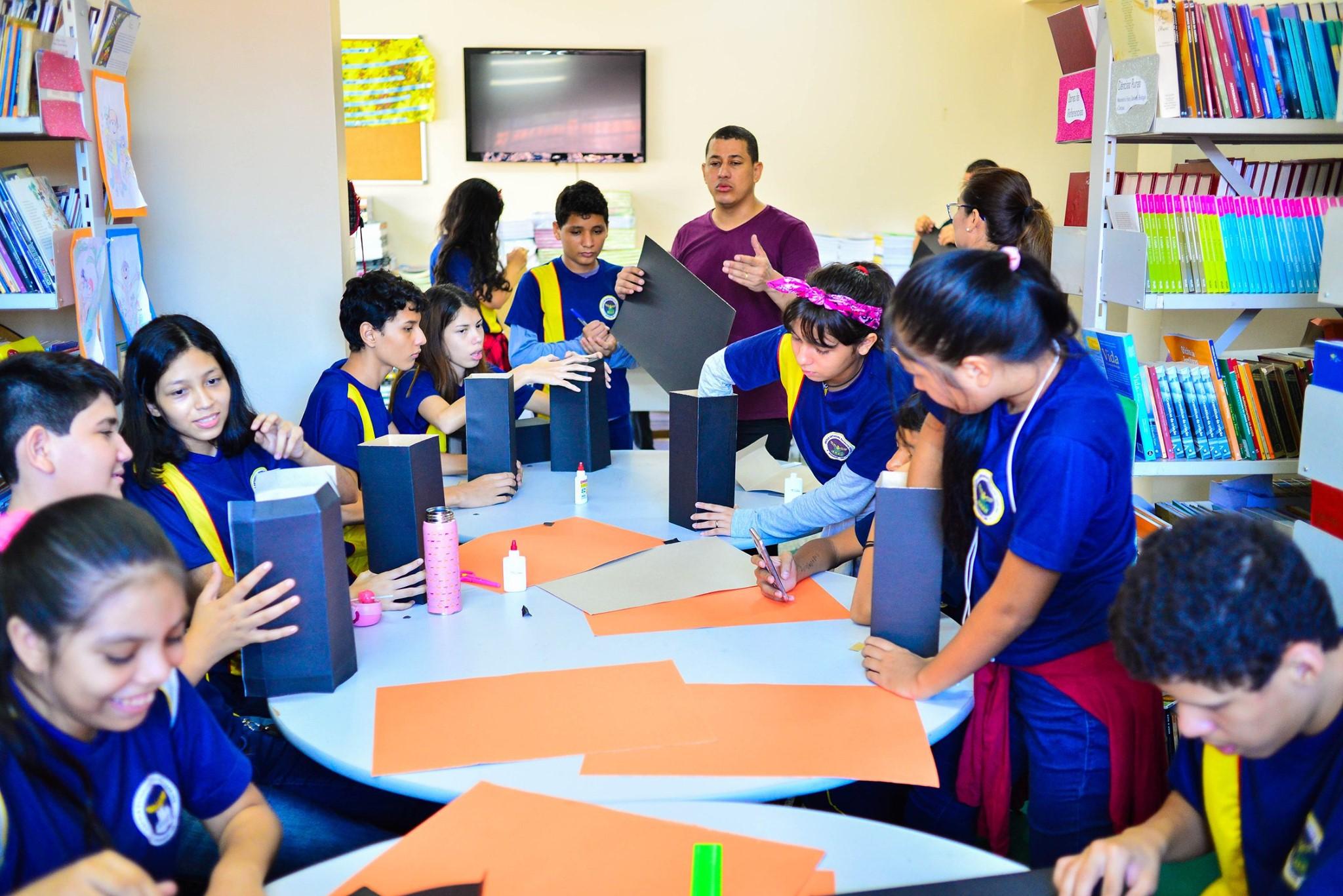 Estudantes fazem visita ao Teatro Amazonas em comemoração ao Dia do Repórter Fotográfico