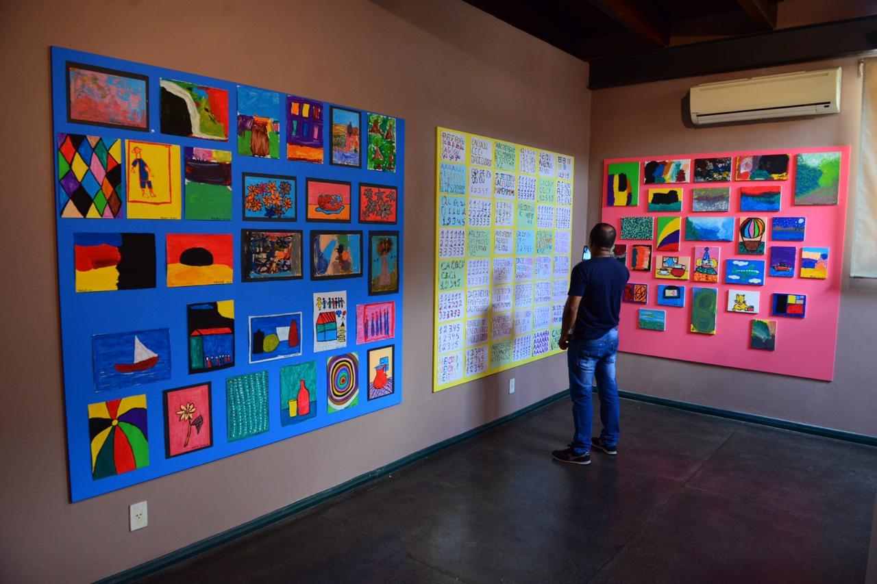 Pinturas e objetos produzidos por alunos fazem parte de exposição na Usina Chaminé