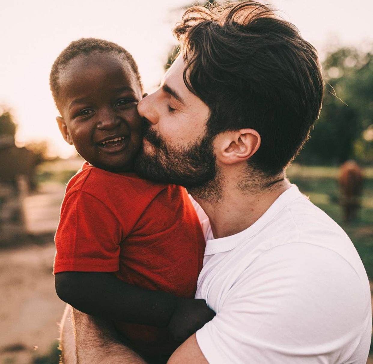 Alok lança campanha para construção de escola na África