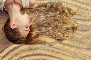 Cuidados com o cabelo durante o verão: dicas de como manter os fios saudáveis