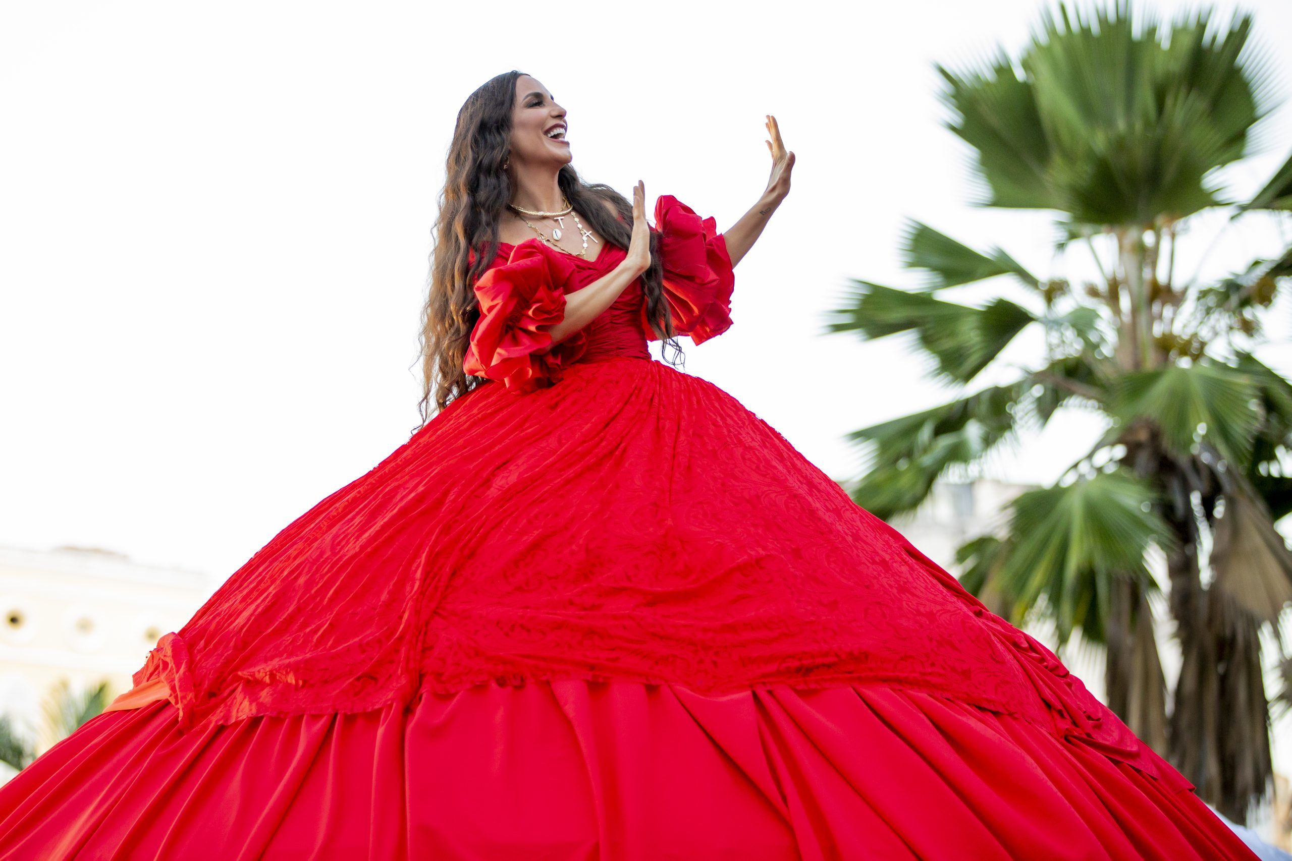 Ivete Sangalo lança clipe de "Não Me Olha Assim" com Tom Kray