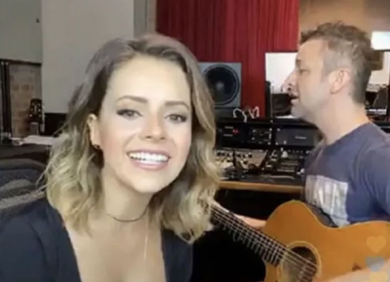 De quarentena, Sandy faz show ao vivo no Instagram