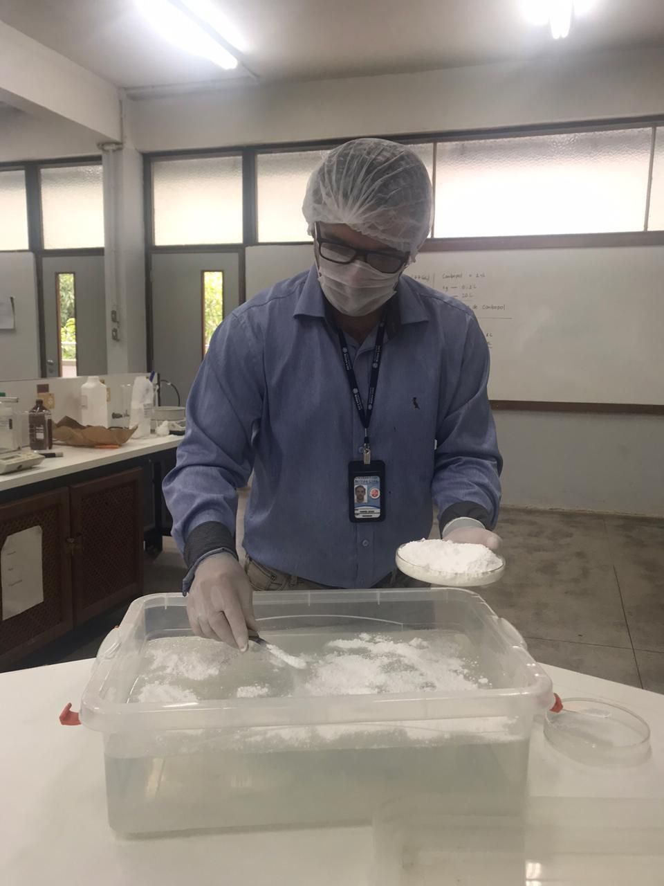 Nilton Lins inova e curso de farmácia desenvolve álcool em gel
