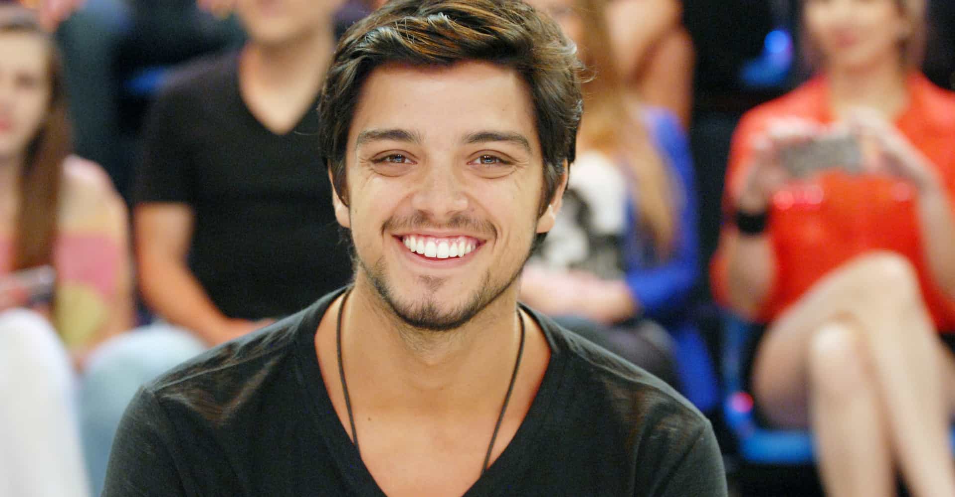 Rodrigo Simas estrela campanha de educação com foco no futuro