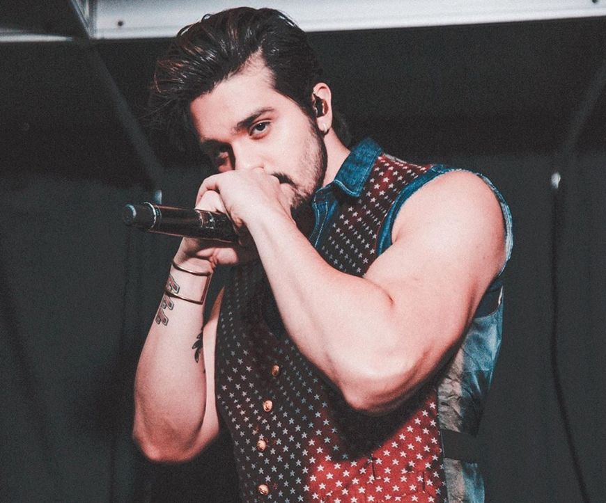 Com participação de Zezé di Camargo, Luan Santana fará live especial no Domingo