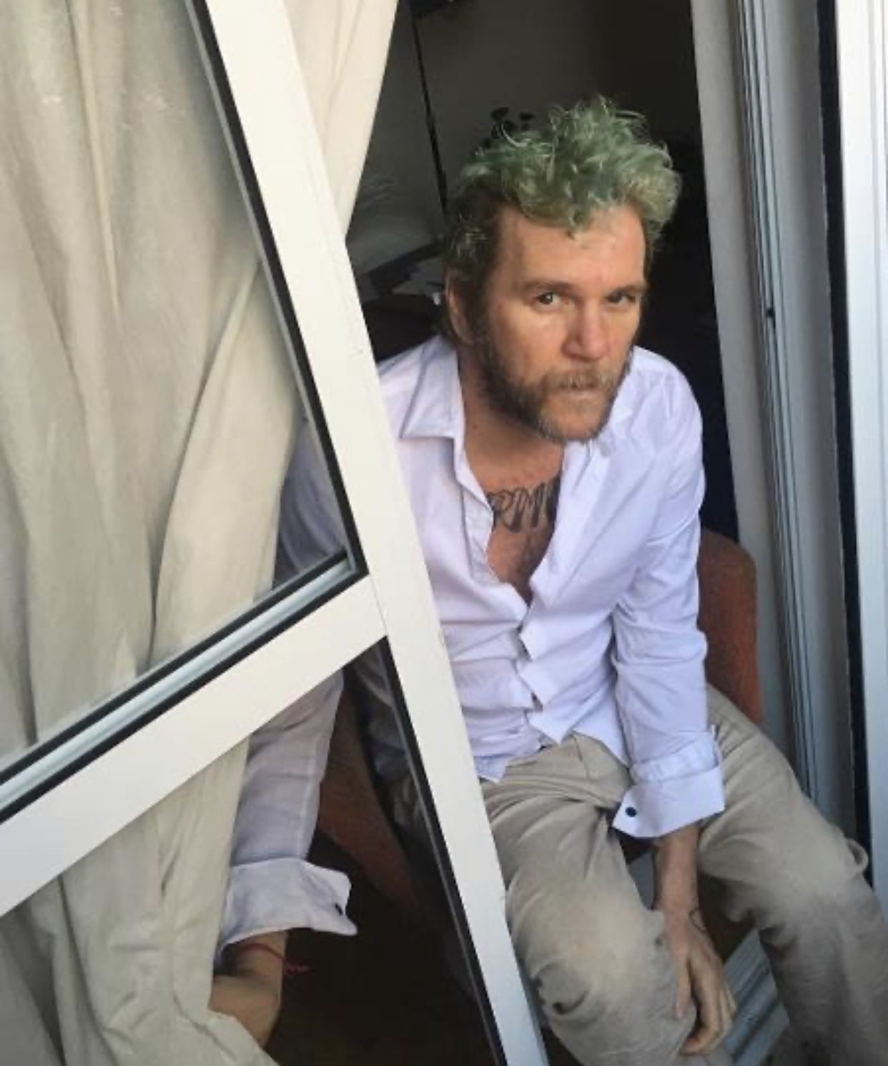 Otto mostra quadros que tem pintado como terapia