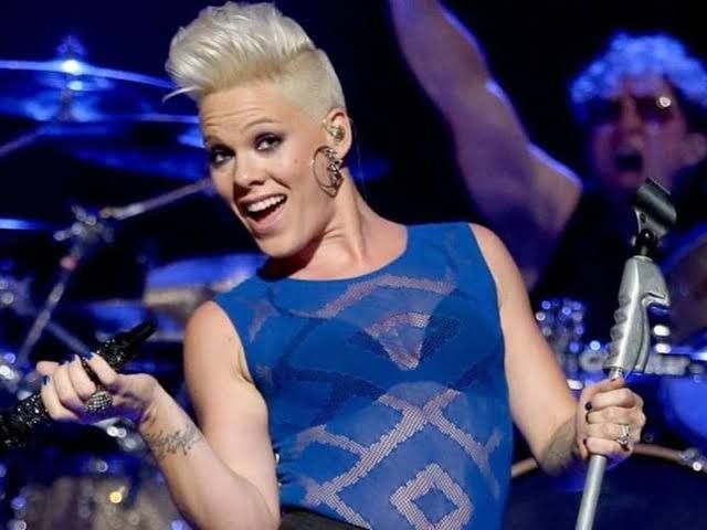 Pink diz que achou que morreria com covid-19 quando febre e asma pioraram