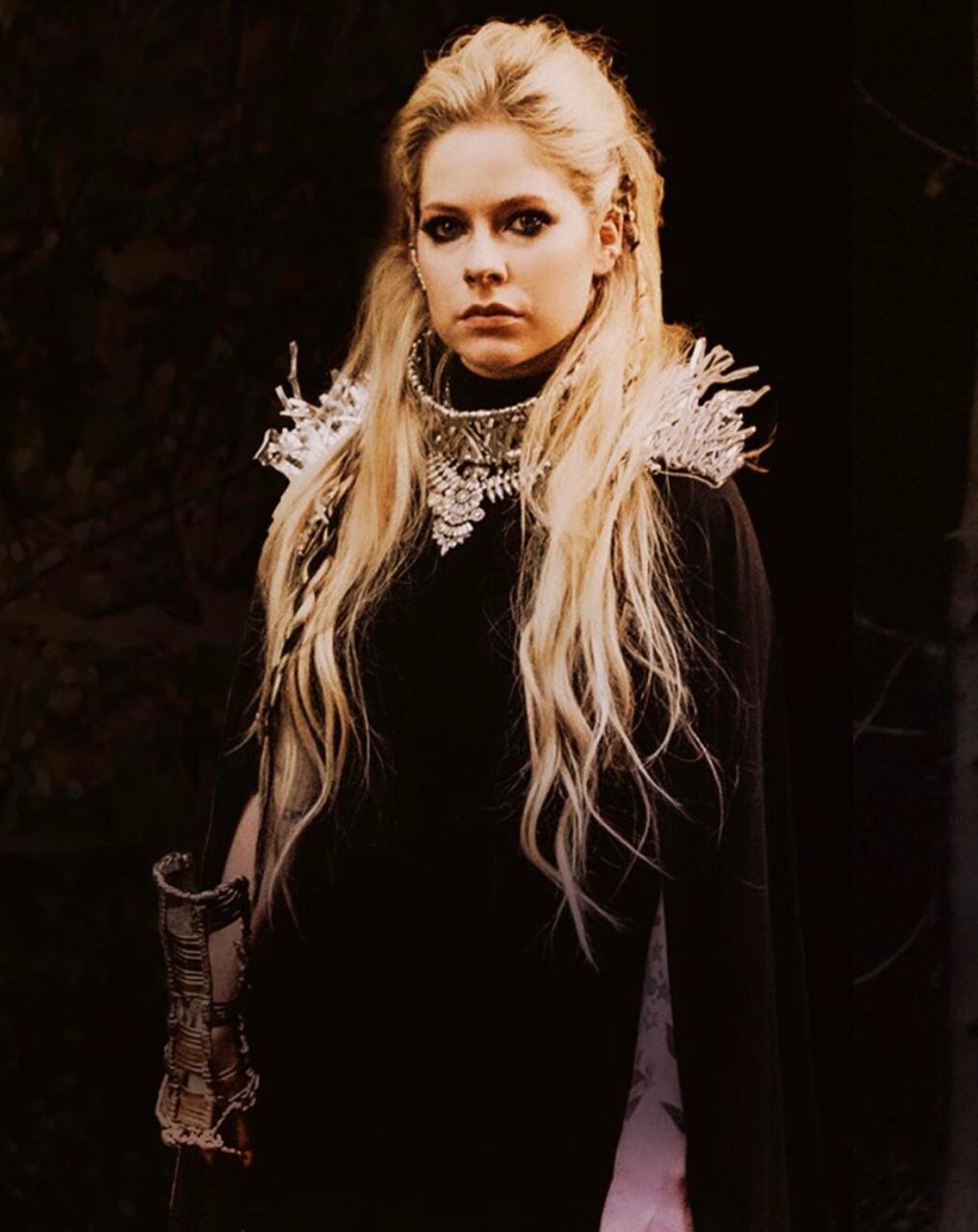 Prometendo doar lucros para a luta contra coronavírus, Avril Lavigne lança clipe de “We Are Warriors”