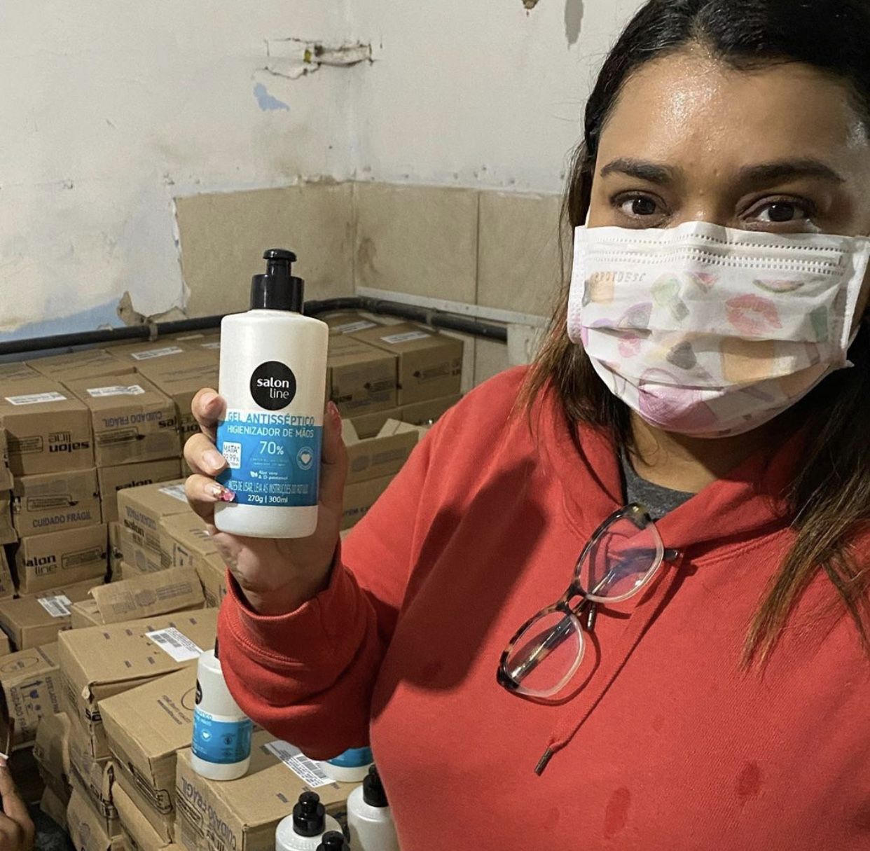 Salon Line e Preta Gil realizam doação na comunidade da Rocinha