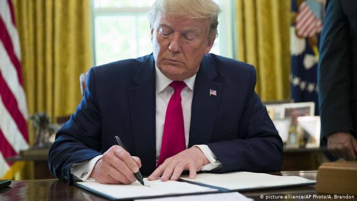 Trump assina decreto que congela emissão de vistos por 60 dias