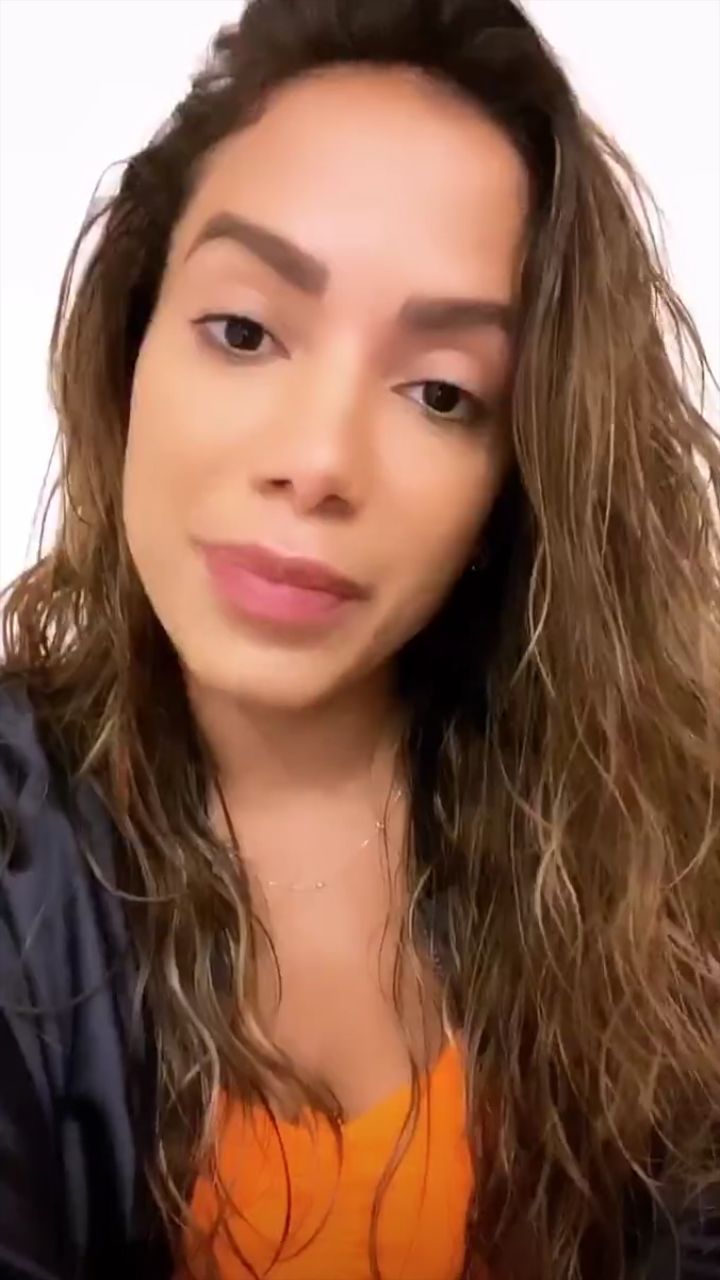 Anitta versus Leo Dias