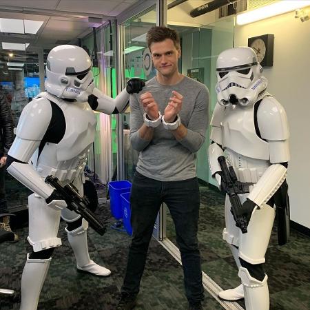 Ator de 'The Flash' é demitido por mensagens ofensivas no Twitter; entenda