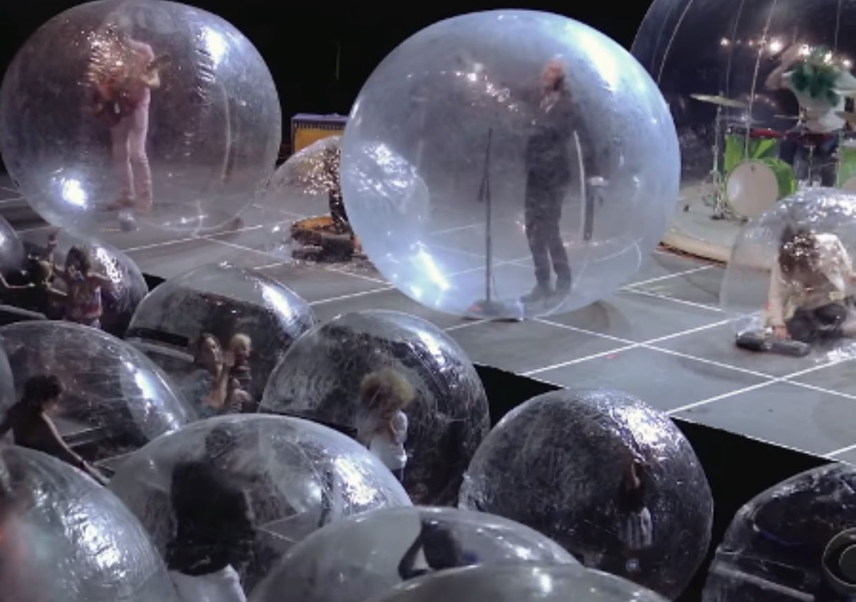 Banda faz show e respeita isolamento colocando público em bolhas gigantes; entenda