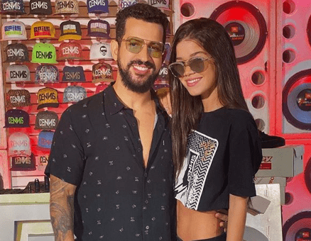 Dennis DJ ensina a filha que seu trabalho não é só 'apertar o play'; veja