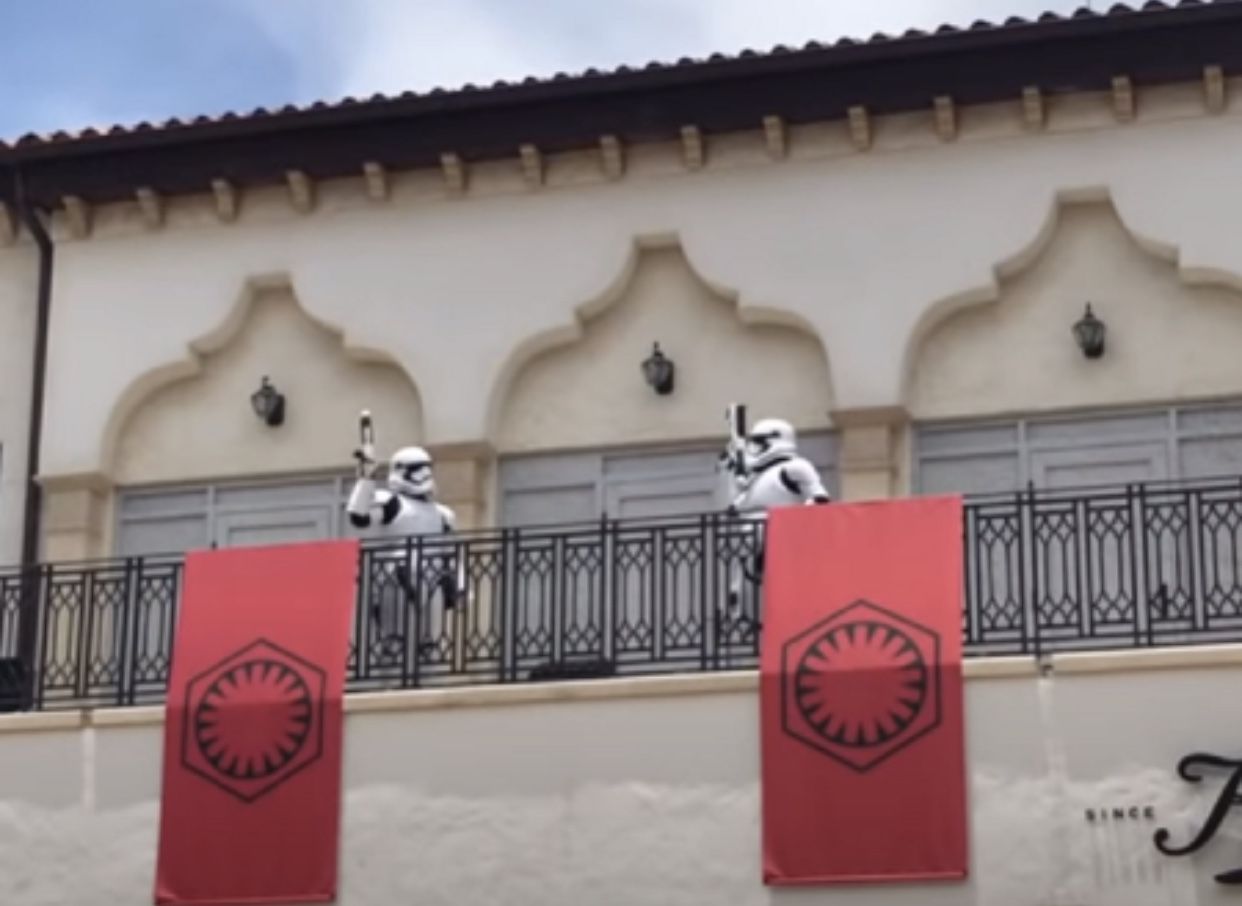 Disney Springs usa Stormtroopers para fiscalizar distanciamento social