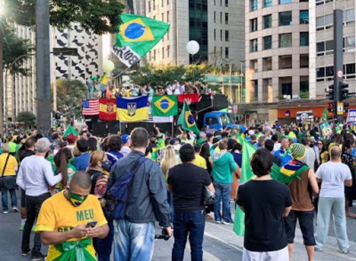 Protestos esquentam o domingo na Avenida Paulista