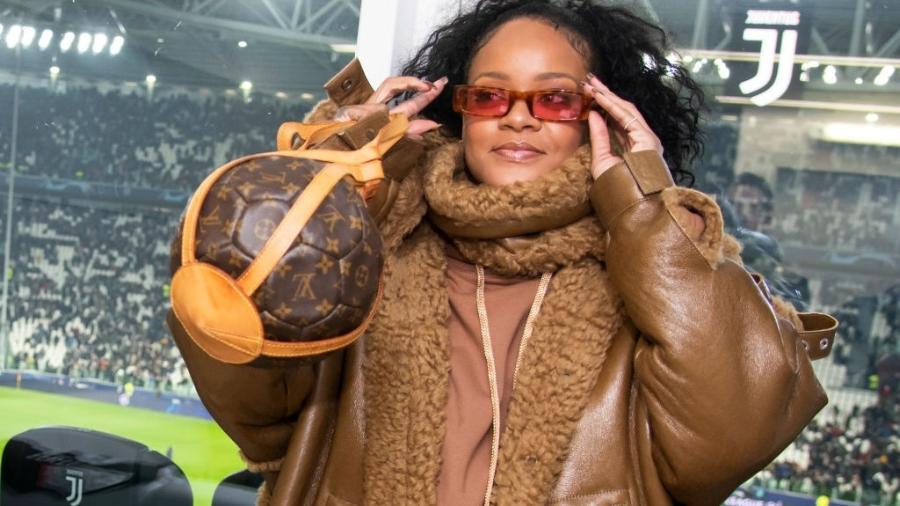 Rihanna e CEO do Twitter doam R$ 80 milhões para serviços de saúde mental
