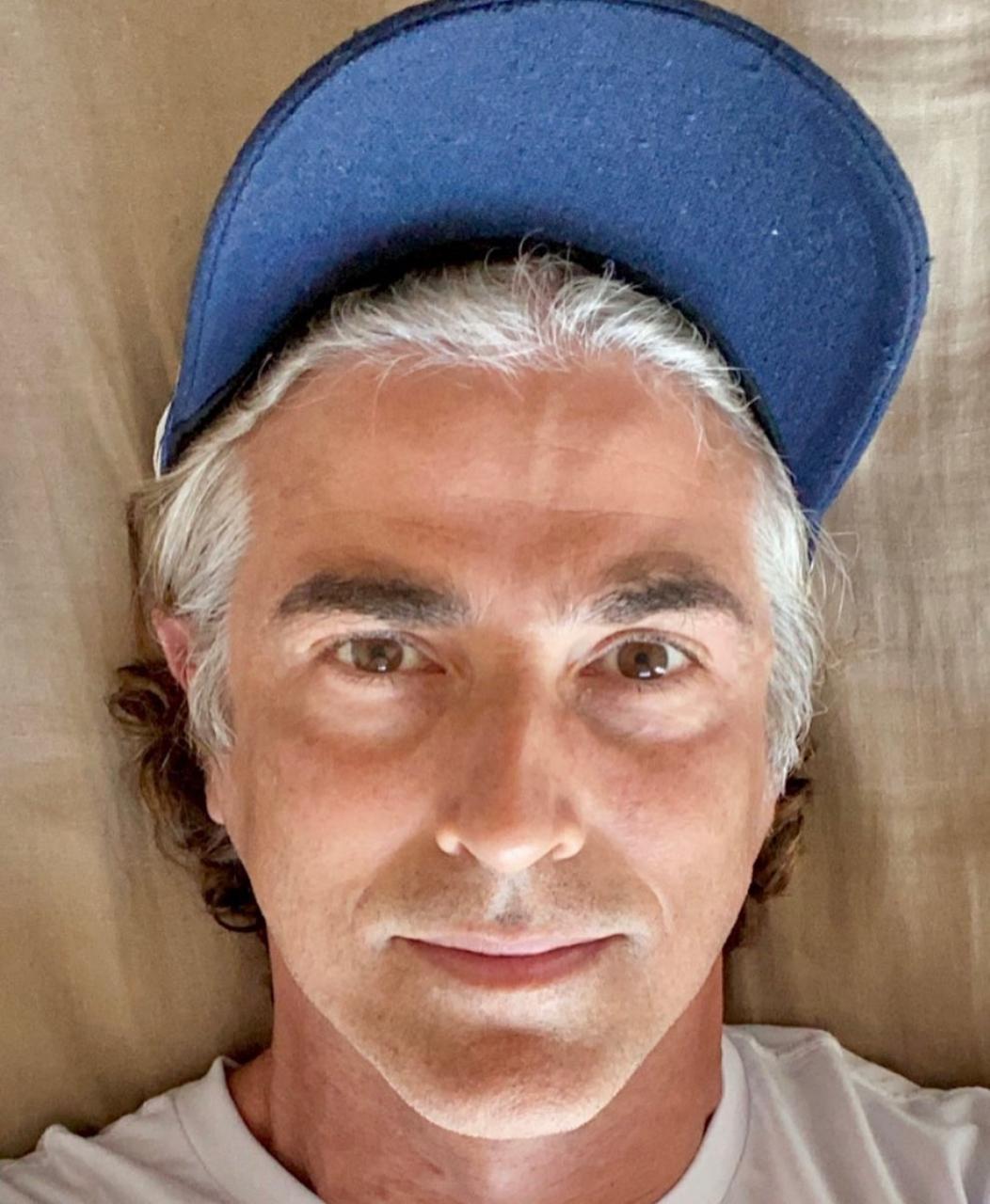 Reynaldo Gianecchini assume cabelos brancos 