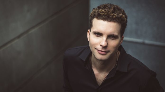 Thiago Fragoso volta ao teatro para discutir masculinidade tóxica