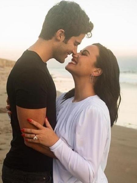 Demi Lovato anuncia noivado com Max Ehrich