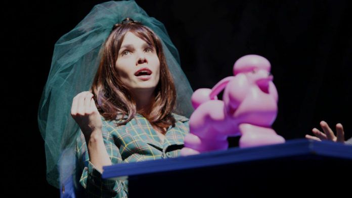 Em adaptação de conto de Murilo Rubião, Débora Falabella estreia nas lives cênicas