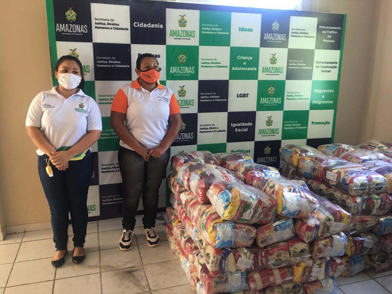 Grupos com trabalhos para LGBTs, população de rua, migrantes e igualdade racial recebem cestas básicas