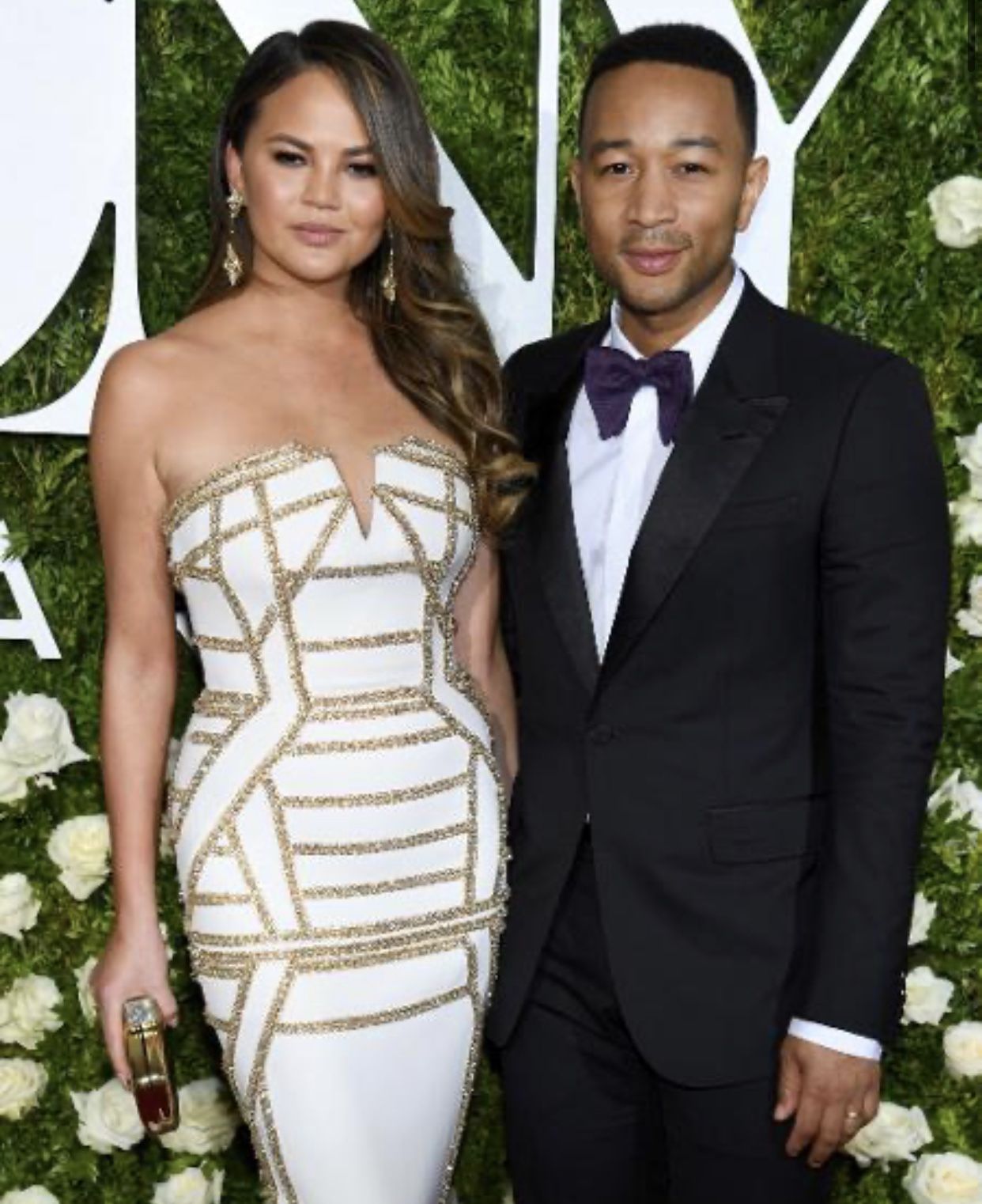 Após rumores, John Legend e Chrissy Teigen confirmam gravidez
