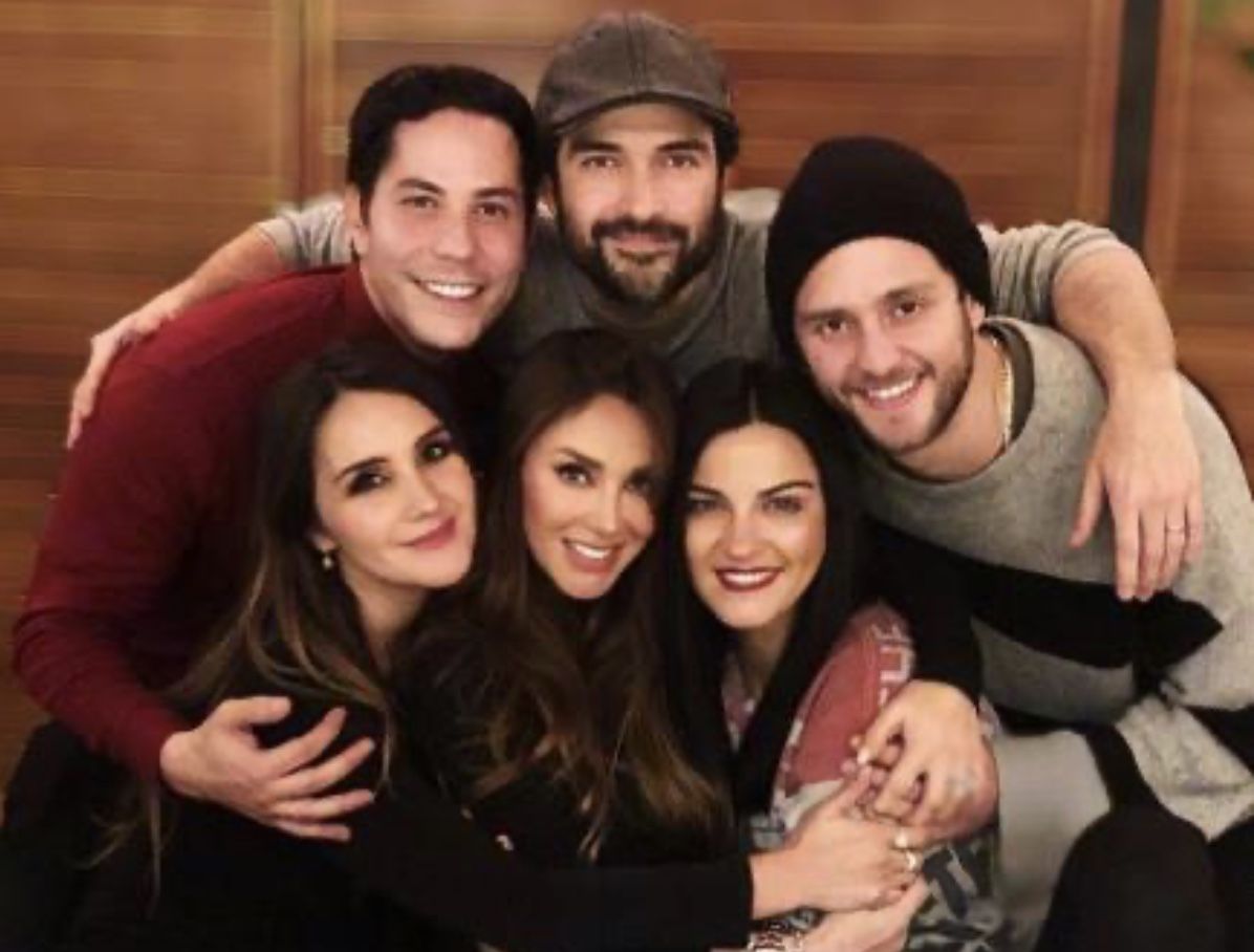 Conta oficial do RBD no Twitter, publica vídeo com legenda: 'Suas orações foram atendidas'