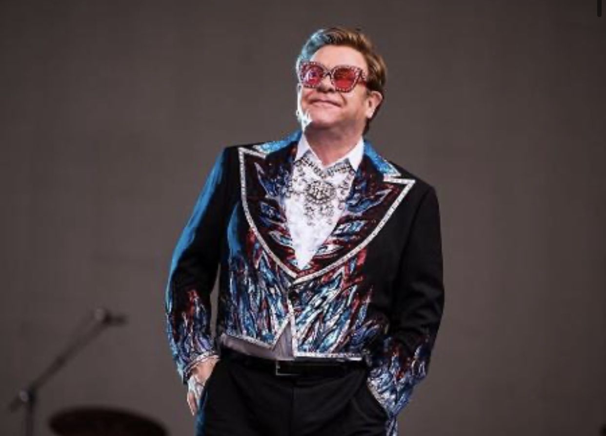 Elton John critica pop moderno em paradas musicais: 'Não são músicas reais'