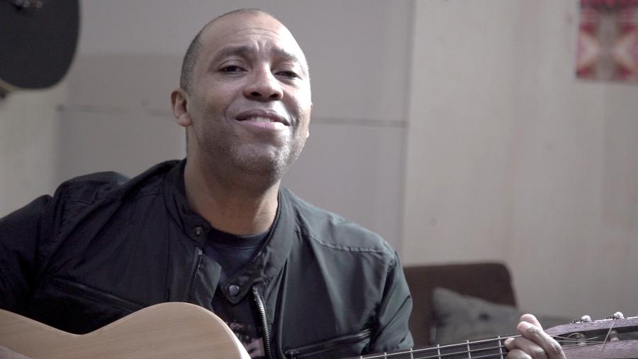 Ex-Katinguelê, pagodeiro Salgadinho dá aulas de cavaco online