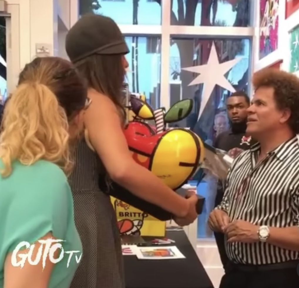 Mulher quebra obra de Romero Britto: 'nunca ofenda meu funcionário'