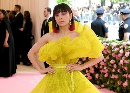 Homem invade casa de Charli XCX e entra na banheira pelado