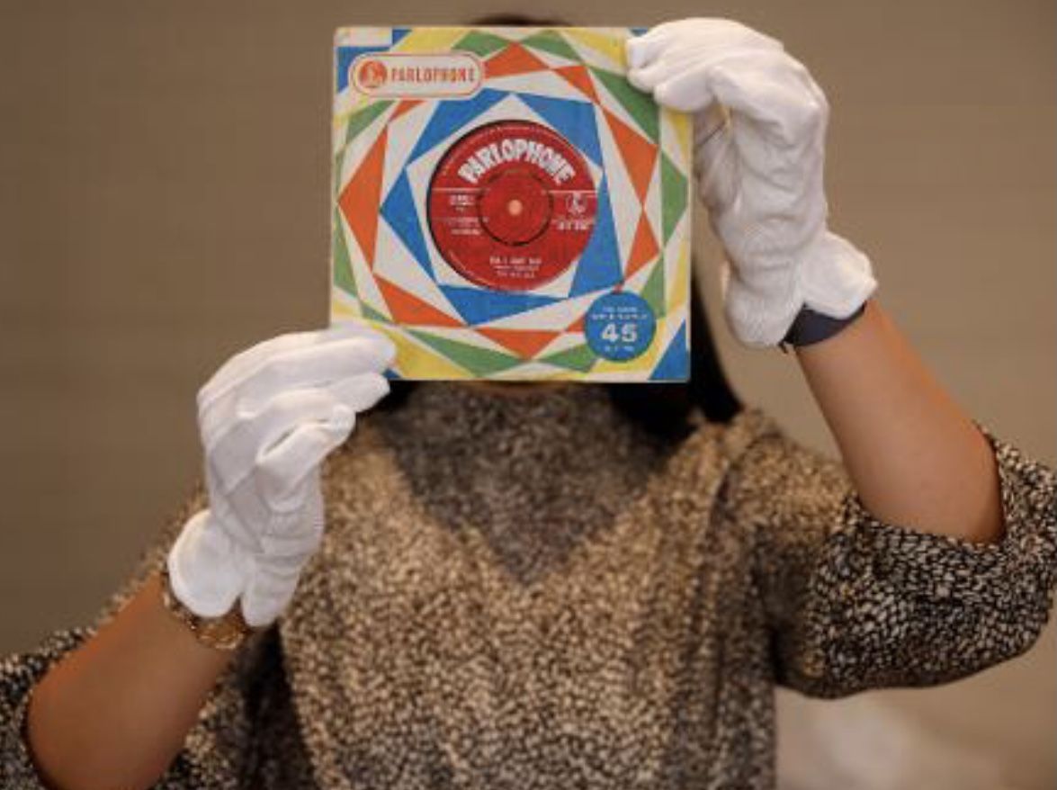 Itens raros dos Beatles vão a leilão 50 anos após a separação da banda