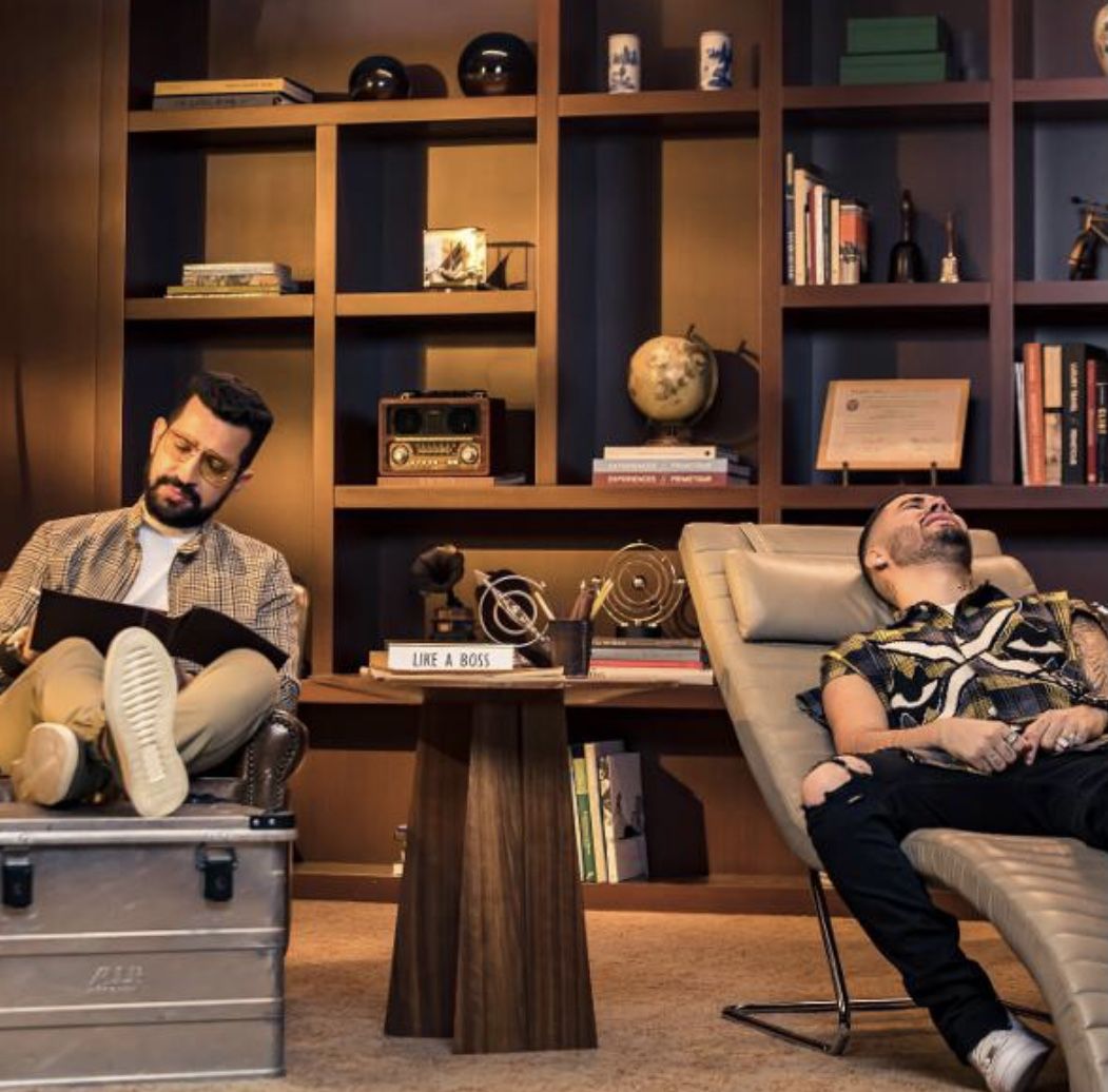 Dennis vira terapeuta de Kevinho no clipe de 'Se Ferrou'; confira