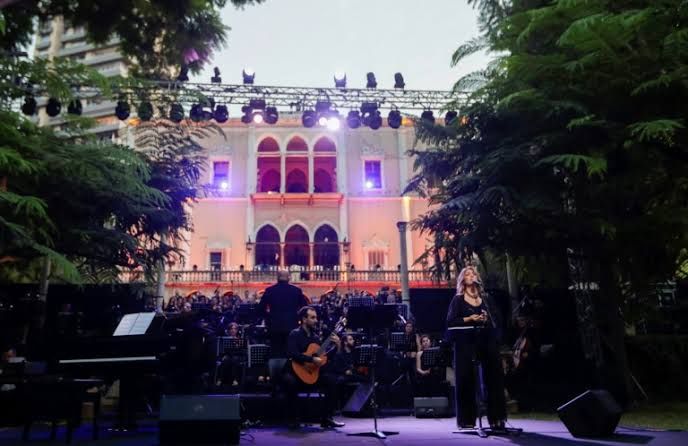 Palácio devastado pela explosão em Beirute recebe concerto de homenagem às vítimas