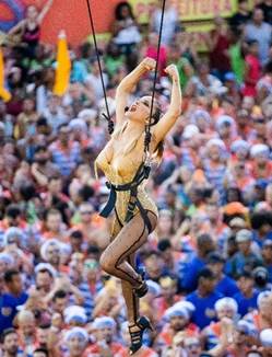 Claudia Leitte leva experiência do Carnaval para os Estados Unidos com trio elétrico