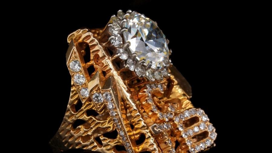 Anel de Elvis e gravações de Woodstock se destacam em leilão de Hollywood