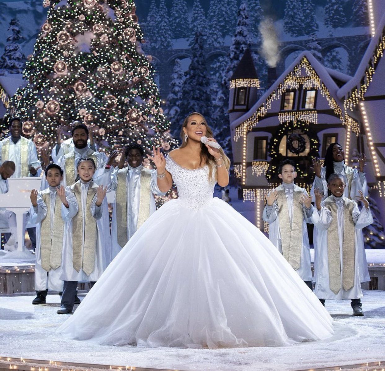 Mariah Carey dá prévia dela 'salvando o Natal' de 2020 no especial