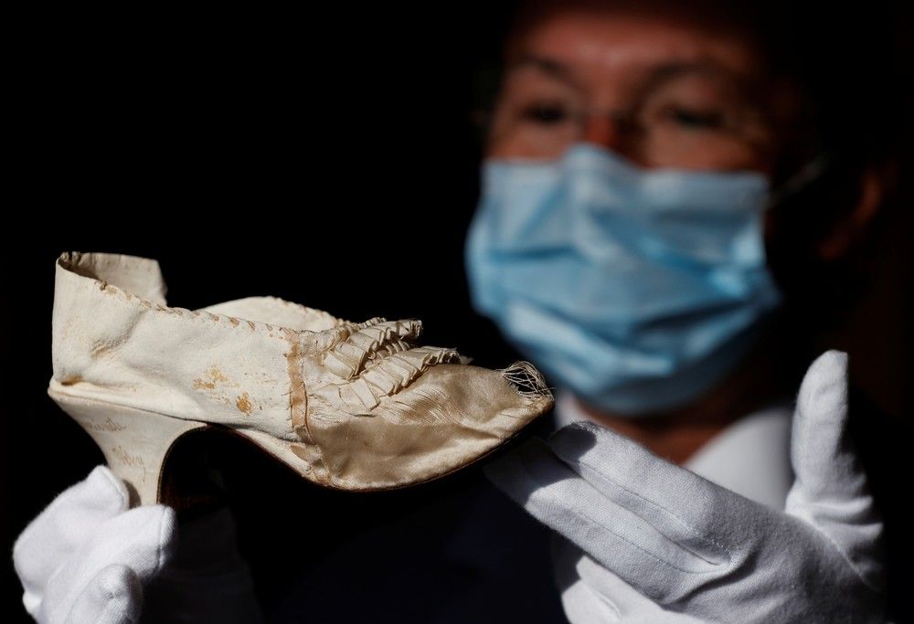 Sapato de seda de Maria Antonieta vai a leilão em Versalhes