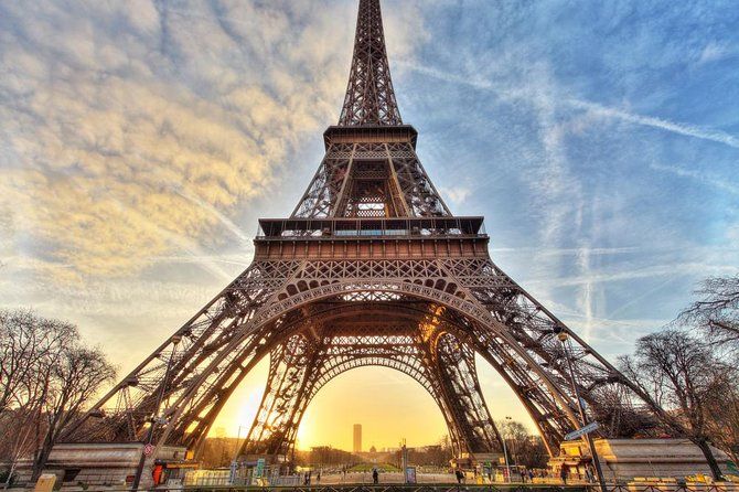 Parte da escadaria original da Torre Eiffel é leiloada
