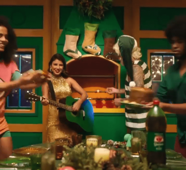 Paula Fernandes deixa Jingle Bell Rock ainda mais brasileiro