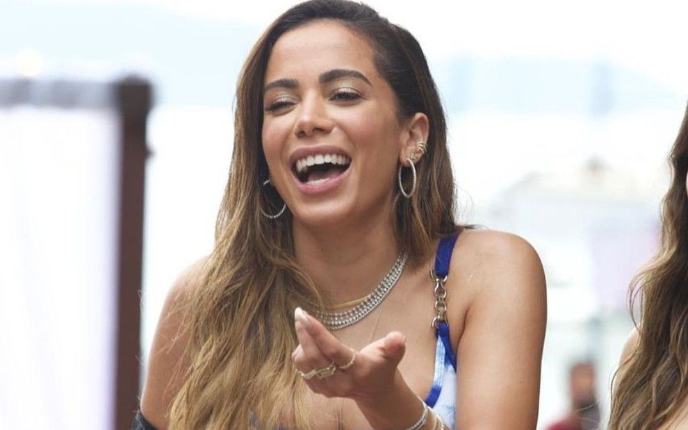 Anitta recebe alta e vai para casa após ser internação: 'Ainda não tô 100%'