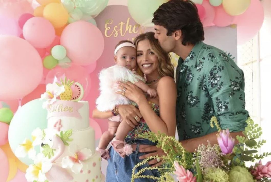 Carol Dias e Kaká fazem festa nos 4 meses de Esther; vídeos
