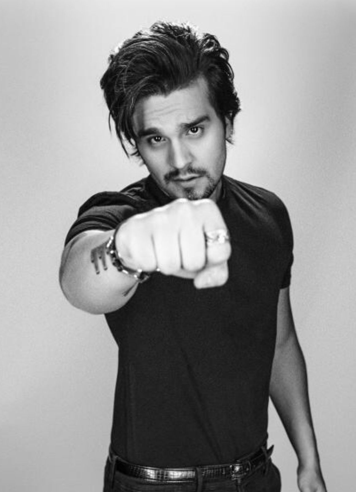 Luan Santana assina com a Sony Music, gravadora de Roberto Carlos e Beyoncé