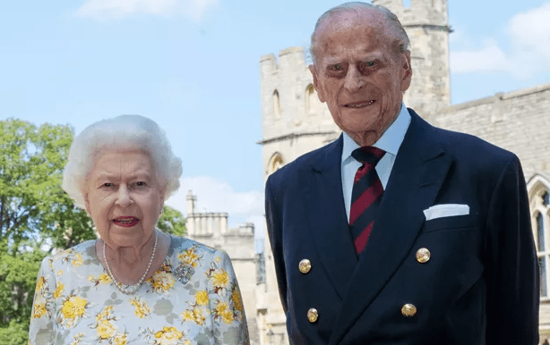 Príncipe Philip, marido da rainha Elizabeth II, é internado após se sentir mal