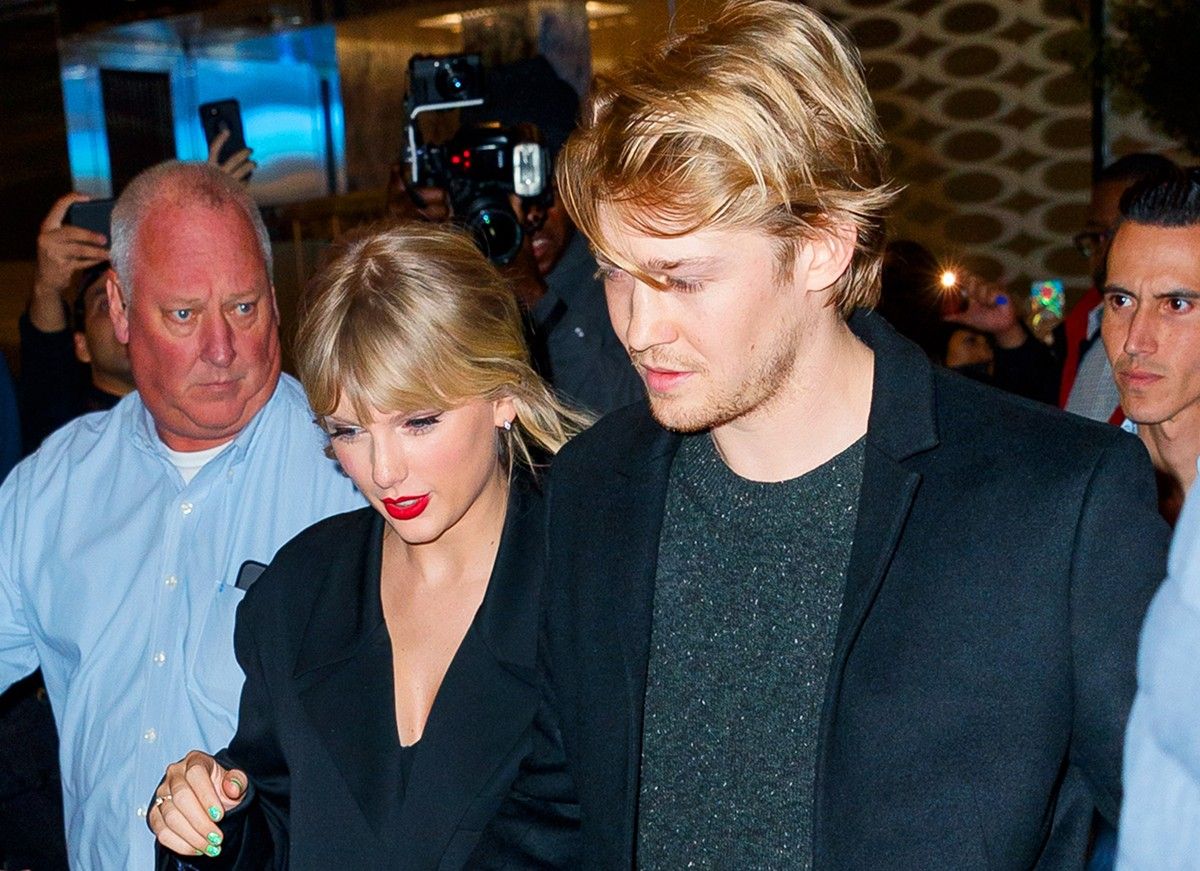 Taylor Swift e o namorado estão morando juntos em Londres